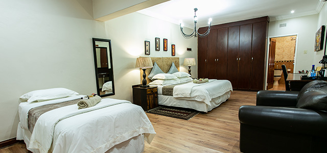 FT-Room-11: Royl Court Guesthouse, Luxury Accommodation in Kimberley